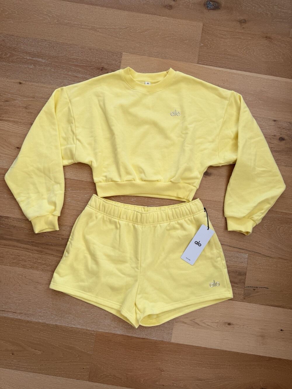alo Accolade Sunshine Set Women’s Size Medium Cropped Crew Top + Shorts